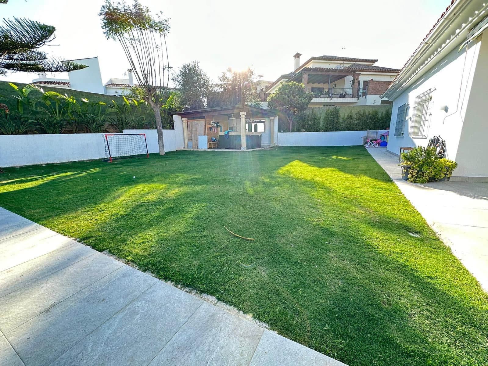 4 soverom Villa til salgs i Pueblo Nuevo de Guadiaro med svømmebasseng garasje - € 875 000 (Ref: 8549210)