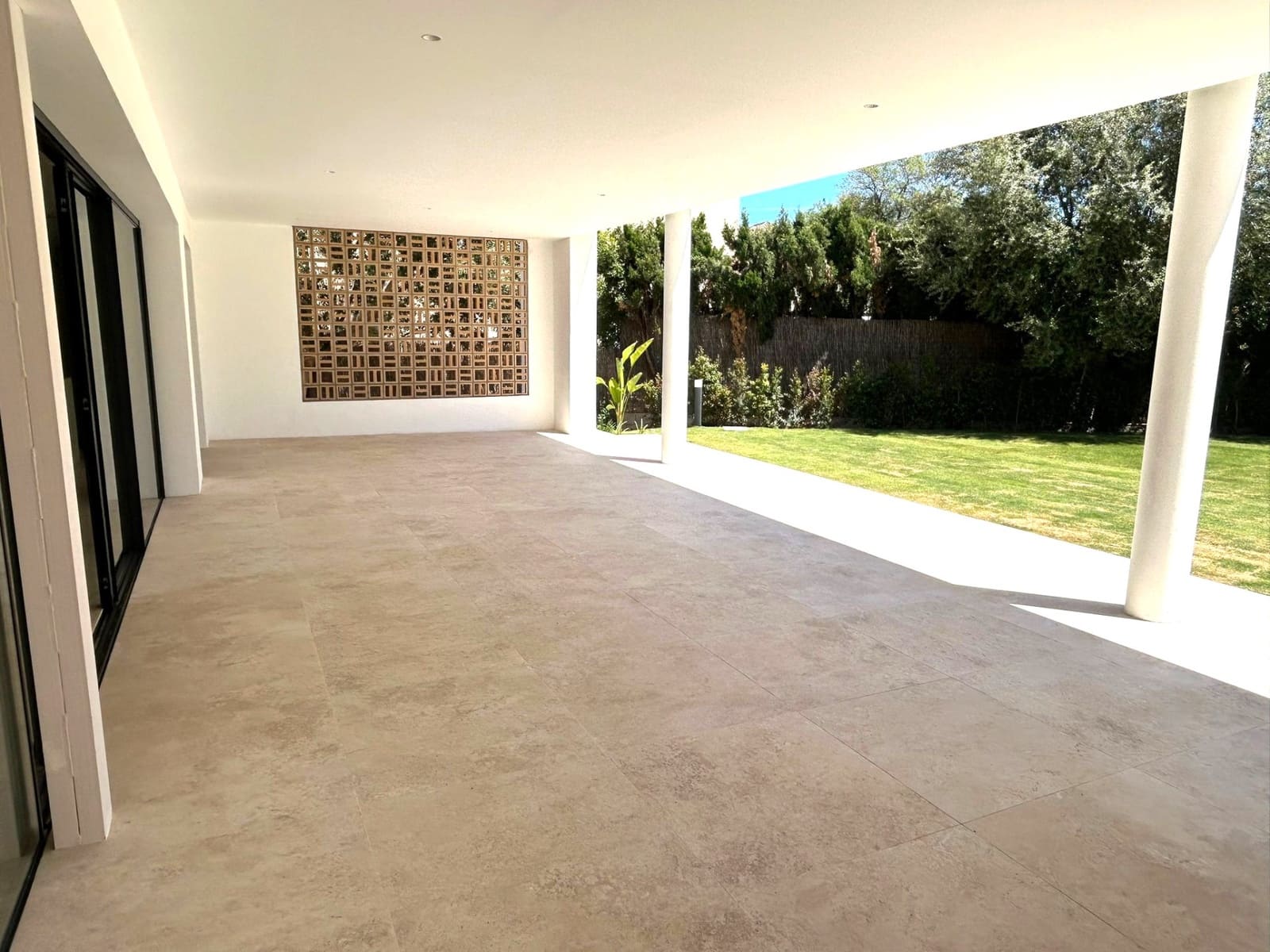 6 bedroom Villa for sale in Sotogrande with pool garage - € 2,600,000 (Ref: 9378896)