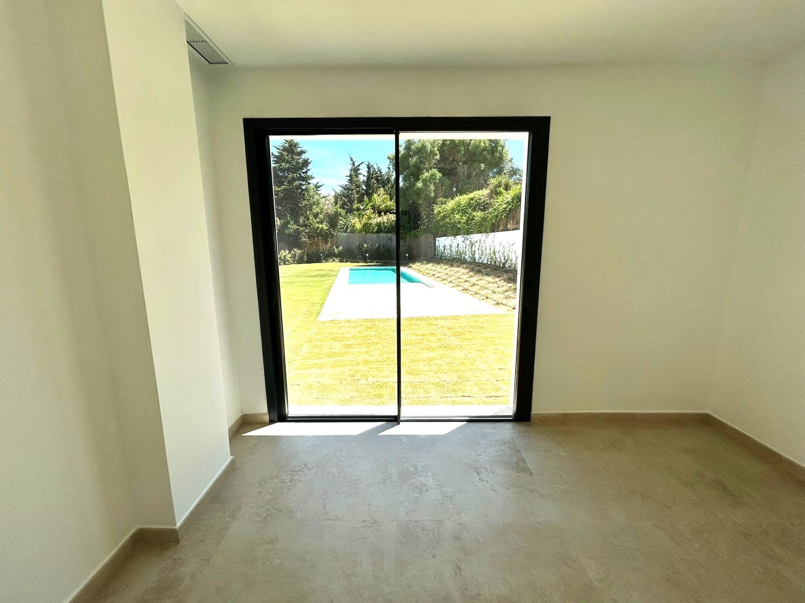 6 bedroom Villa for sale in Sotogrande with pool garage - € 2,600,000 (Ref: 9378896)