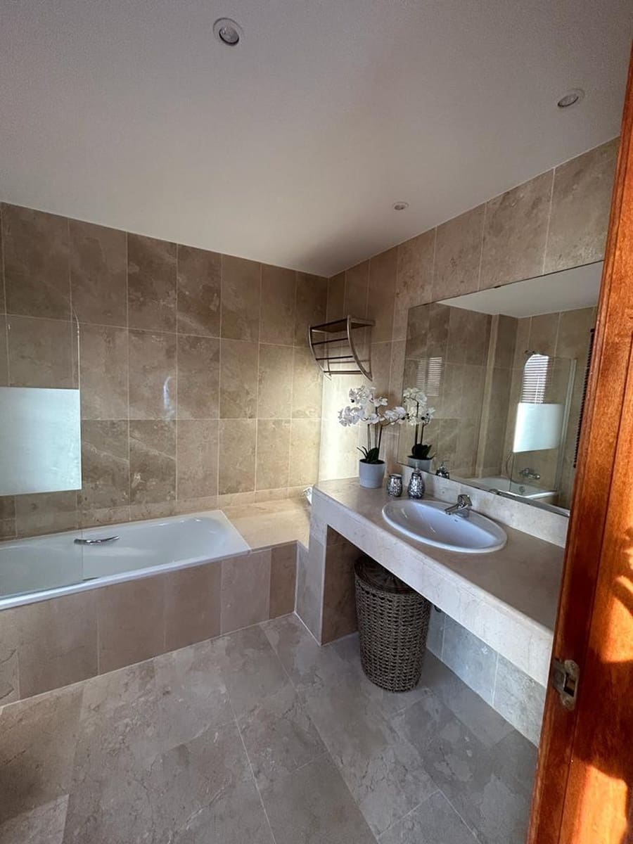 4 quarto Moradia para venda em Manilva com piscina garagem - 525 000 € (Ref: 9824763)