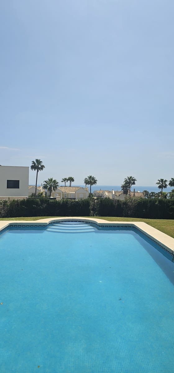 4 Zimmer Villa zu verkaufen in La Alcaidesa mit Pool Garage - 875.000 € (Ref: 9826582)