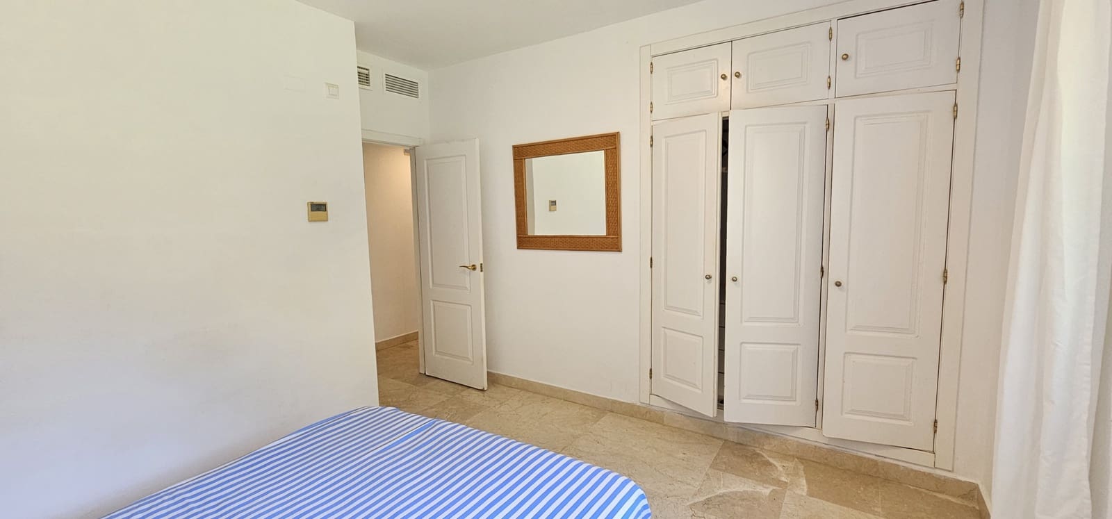 4 Zimmer Villa zu verkaufen in La Alcaidesa mit Pool Garage - 875.000 € (Ref: 9826582)
