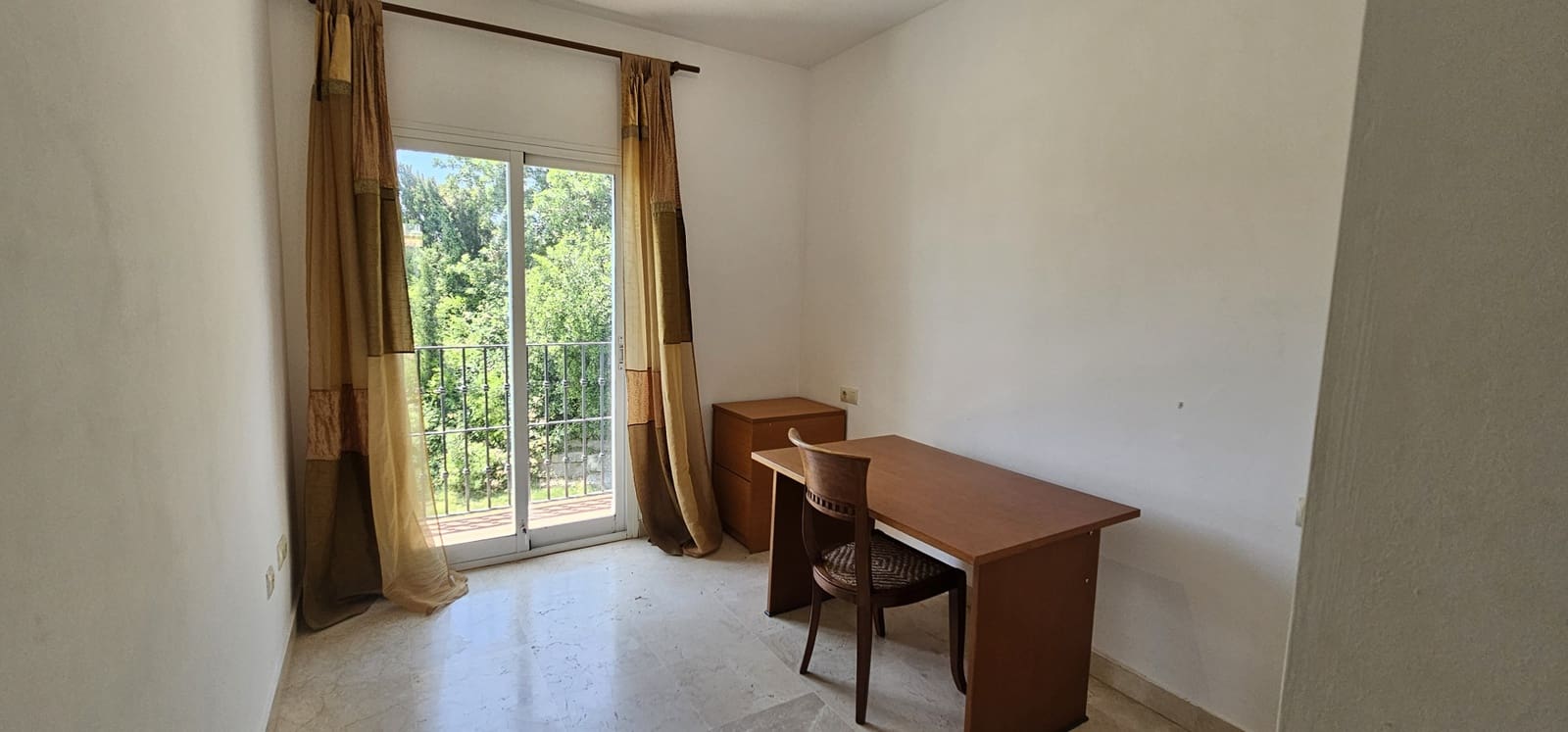 4 Zimmer Villa zu verkaufen in La Alcaidesa mit Pool Garage - 875.000 € (Ref: 9826582)