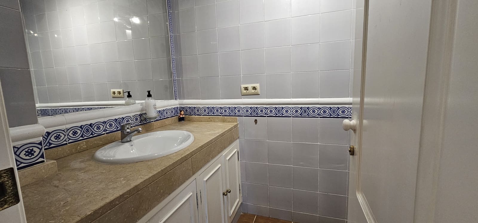 4 Zimmer Villa zu verkaufen in La Alcaidesa mit Pool Garage - 875.000 € (Ref: 9826582)