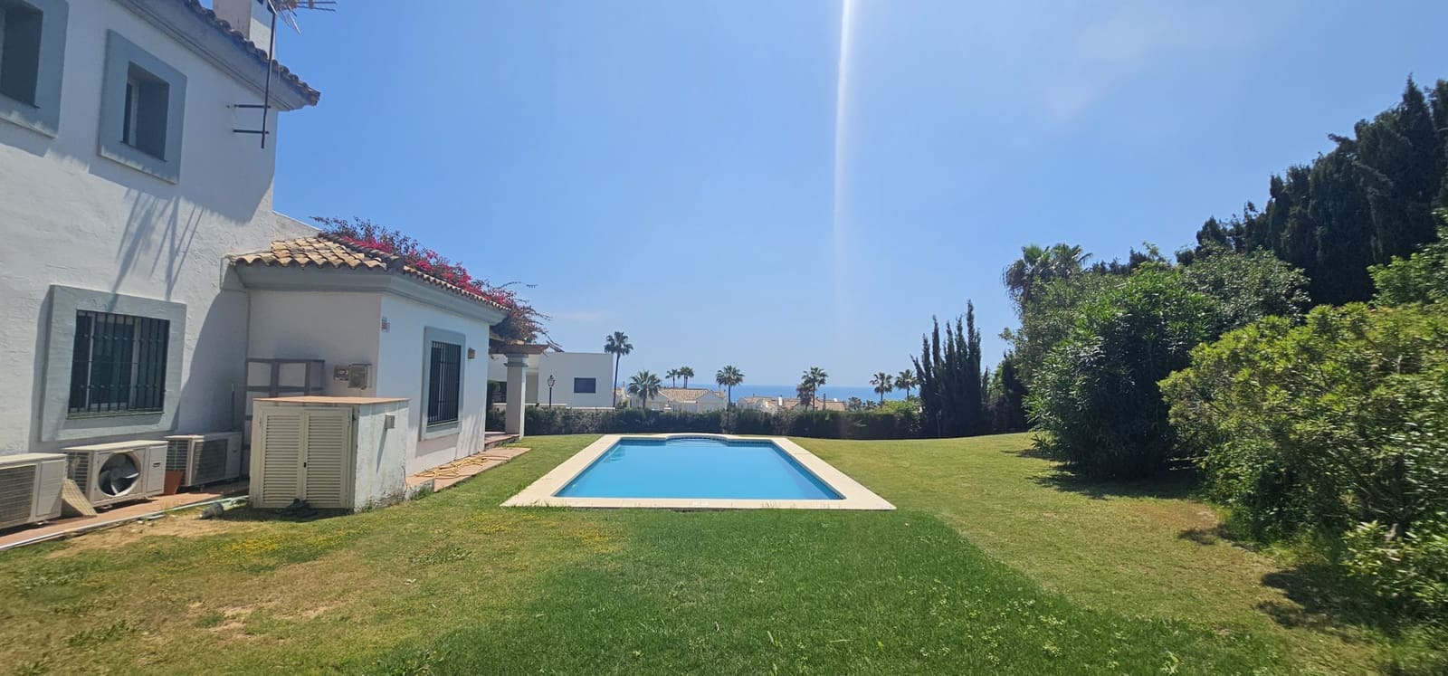 4 Zimmer Villa zu verkaufen in La Alcaidesa mit Pool Garage - 875.000 € (Ref: 9826582)