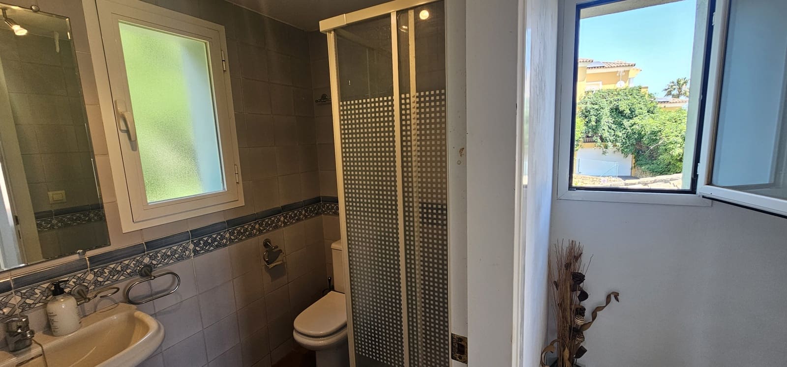 4 Zimmer Villa zu verkaufen in La Alcaidesa mit Pool Garage - 875.000 € (Ref: 9826582)