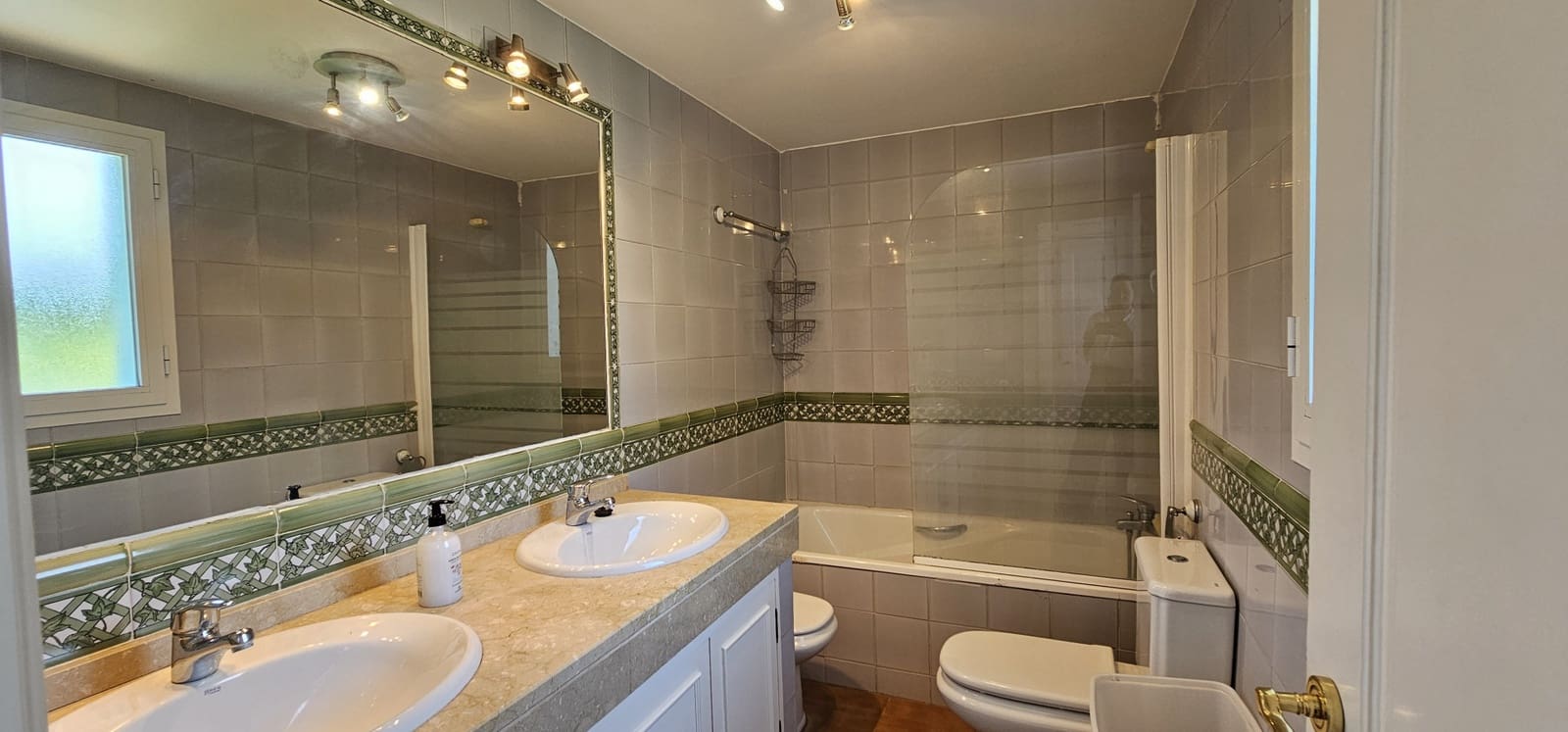 4 Zimmer Villa zu verkaufen in La Alcaidesa mit Pool Garage - 875.000 € (Ref: 9826582)