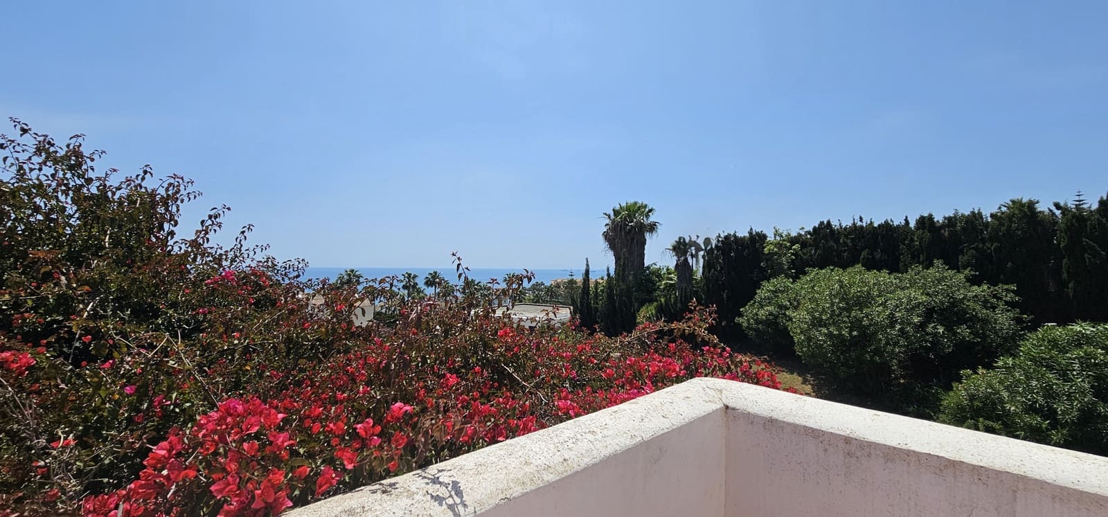4 Zimmer Villa zu verkaufen in La Alcaidesa mit Pool Garage - 875.000 € (Ref: 9826582)