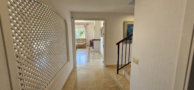 4 Zimmer Villa zu verkaufen in La Alcaidesa mit Pool Garage - 875.000 € (Ref: 9826582)