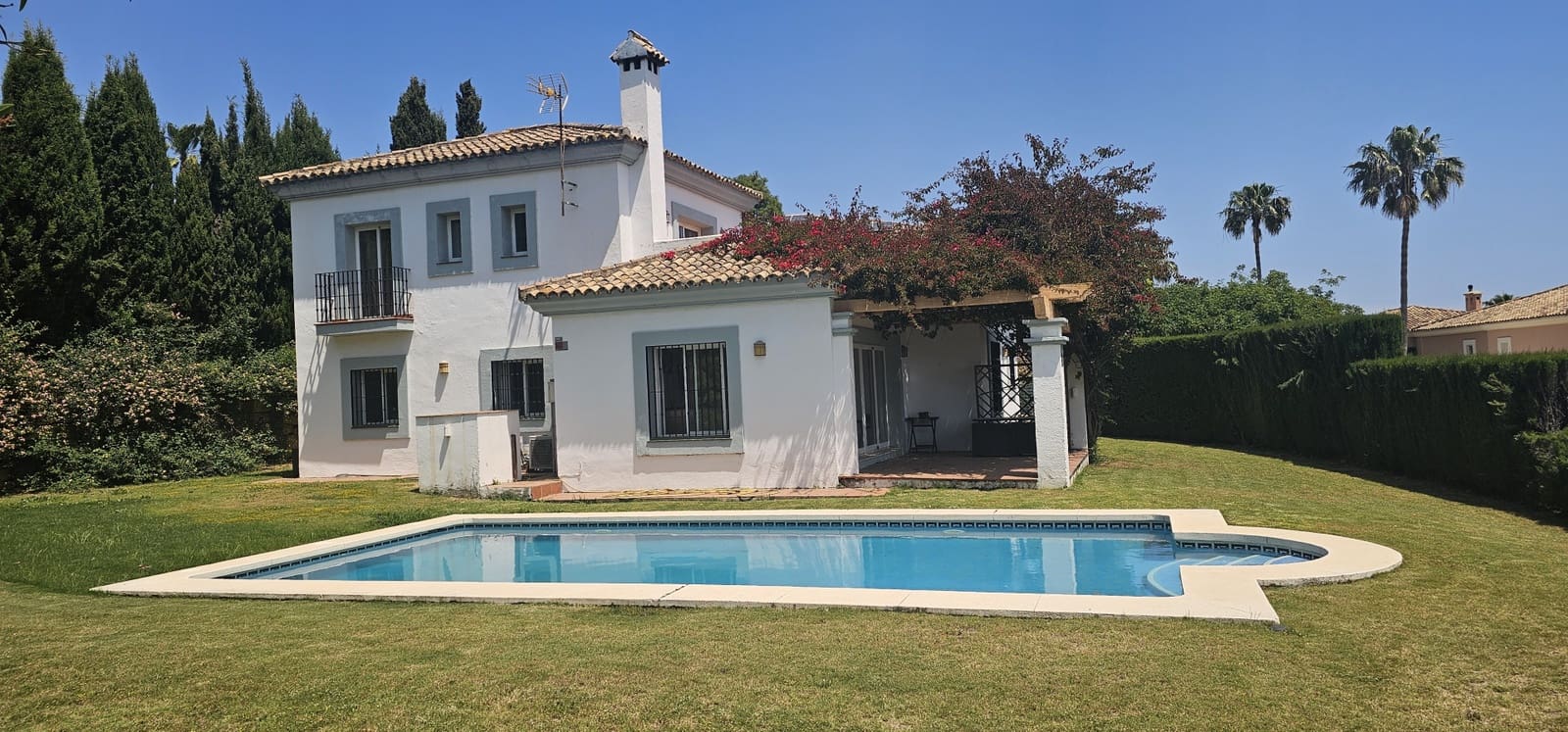 4 Zimmer Villa zu verkaufen in La Alcaidesa mit Pool Garage - 875.000 € (Ref: 9826582)
