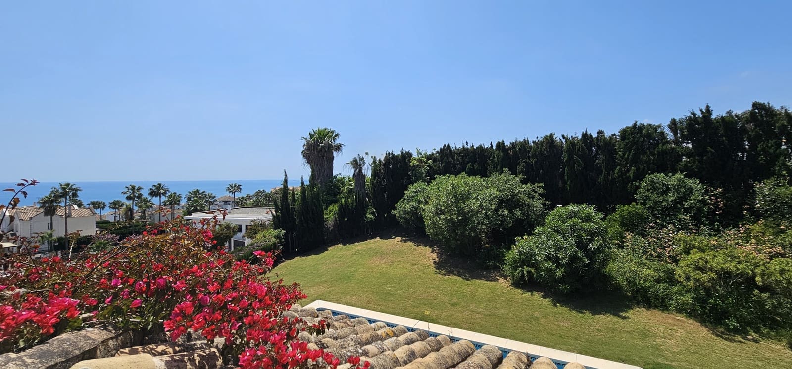 4 Zimmer Villa zu verkaufen in La Alcaidesa mit Pool Garage - 875.000 € (Ref: 9826582)