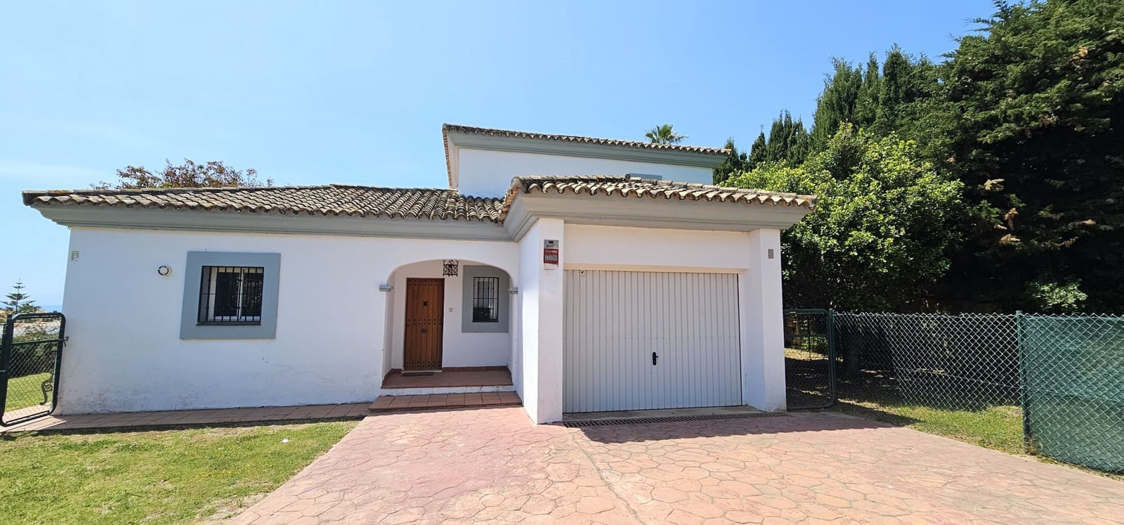 4 Zimmer Villa zu verkaufen in La Alcaidesa mit Pool Garage - 875.000 € (Ref: 9826582)