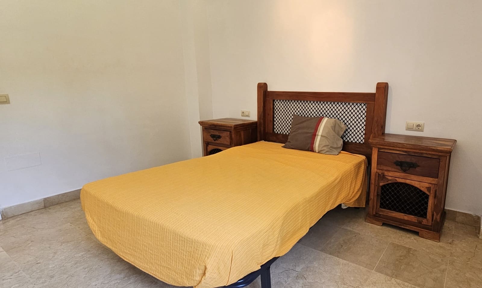 4 Zimmer Villa zu verkaufen in La Alcaidesa mit Pool Garage - 875.000 € (Ref: 9826582)