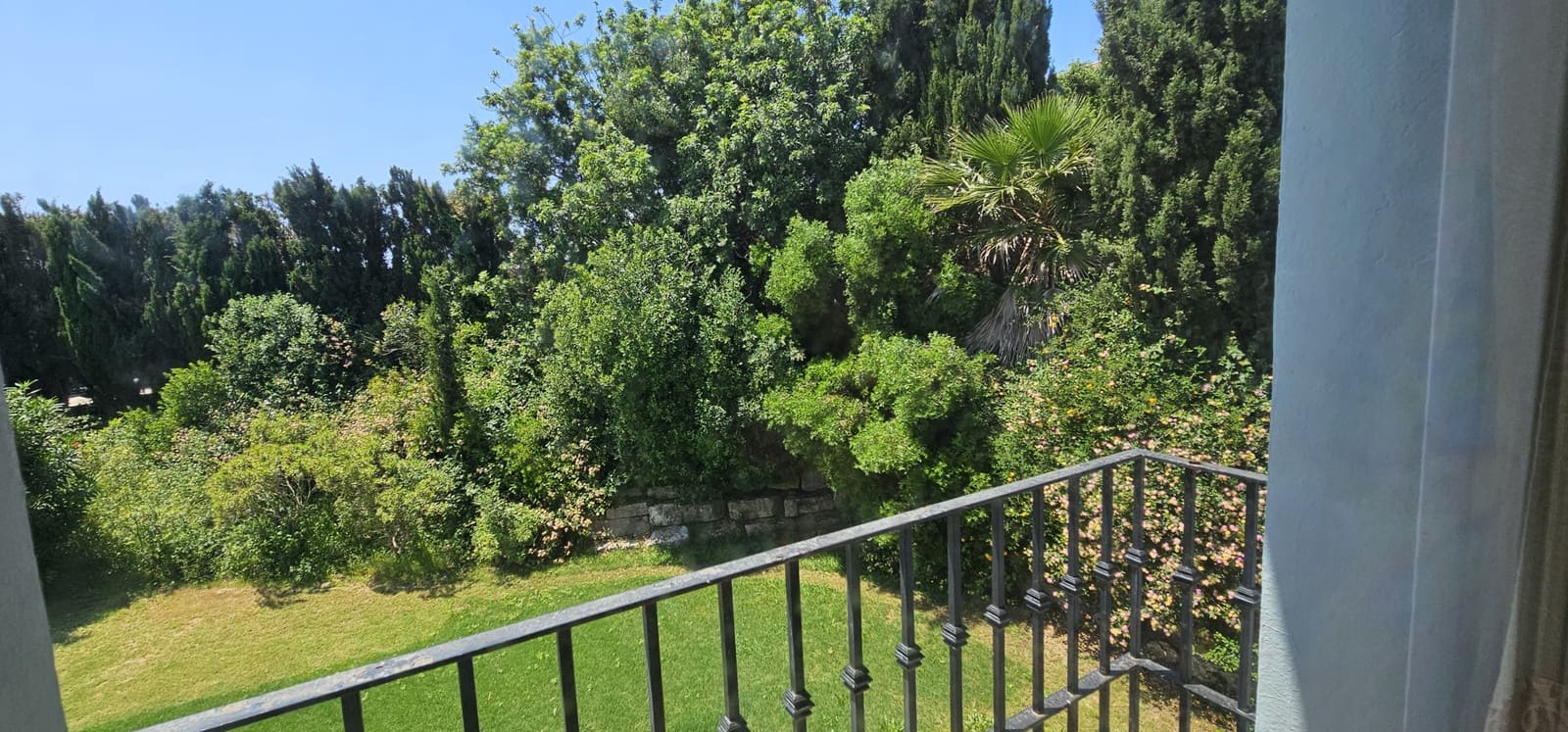 4 Zimmer Villa zu verkaufen in La Alcaidesa mit Pool Garage - 875.000 € (Ref: 9826582)