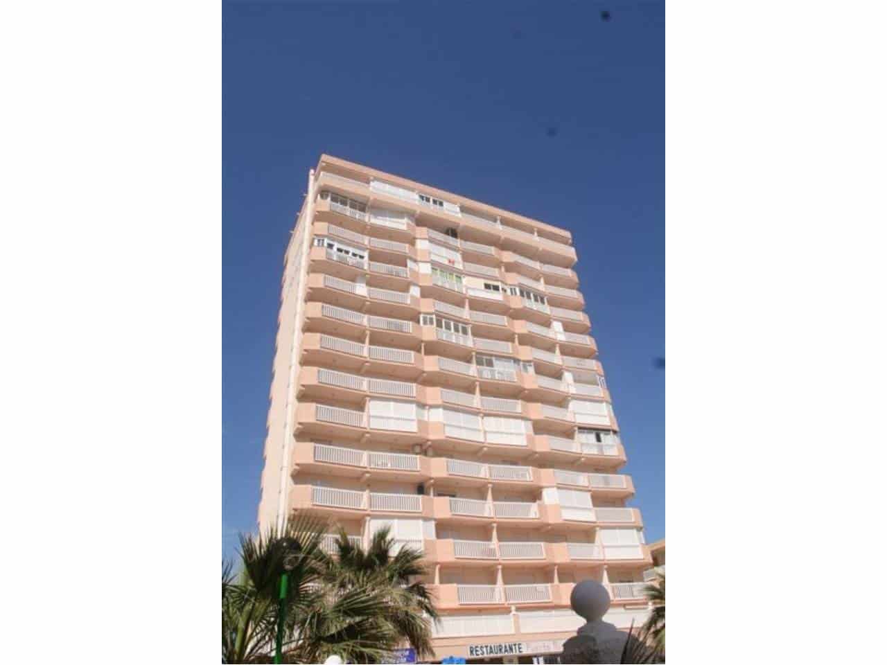 1 soveværelse Lejlighed til salg i La Manga del Mar Menor med swimmingpool - € 130.000 (Ref: 2091542)