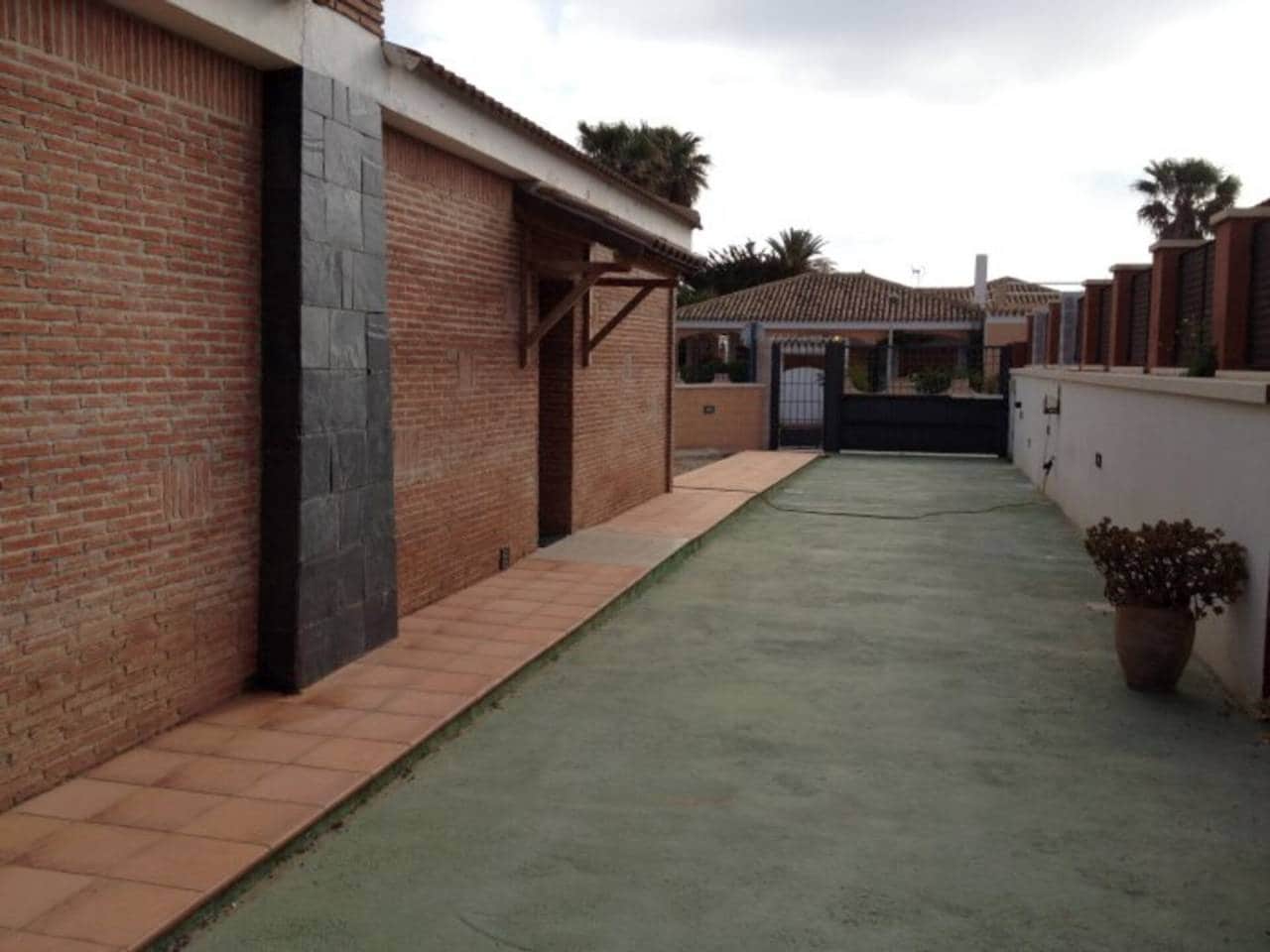 4 bedroom Villa for sale in La Manga del Mar Menor with garage - € 600,000 (Ref: 7123520)