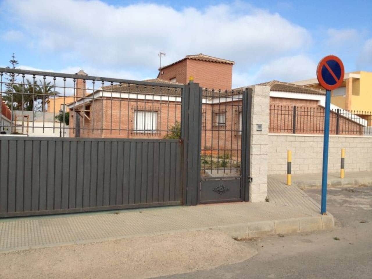 4 bedroom Villa for sale in La Manga del Mar Menor with garage - € 600,000 (Ref: 7123520)