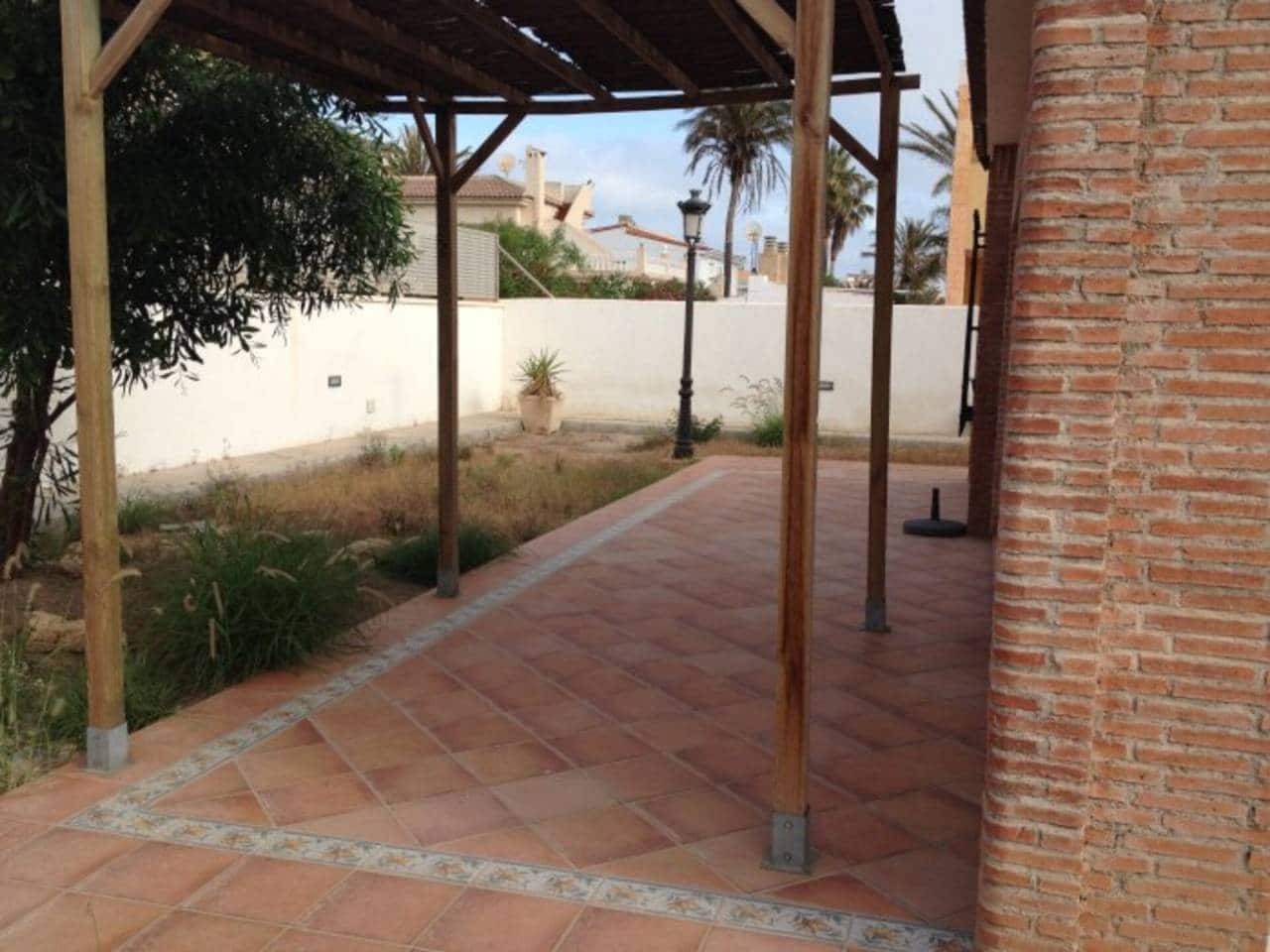 4 bedroom Villa for sale in La Manga del Mar Menor with garage - € 600,000 (Ref: 7123520)
