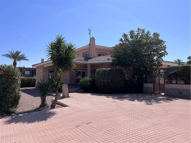 4 makuuhuone Huvila myytävänä paikassa La Manga del Mar Menor mukana uima-altaan 
autotalli - 530 000 € (Ref: 9017102)