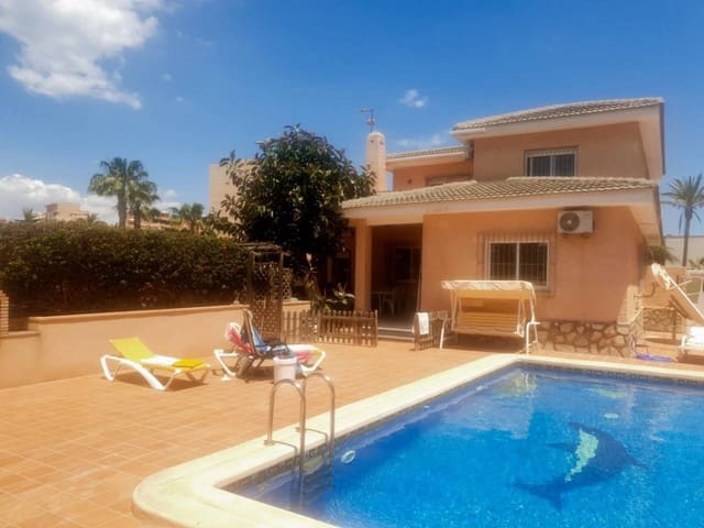 4 makuuhuone Huvila myytävänä paikassa La Manga del Mar Menor mukana uima-altaan 
autotalli - 530 000 € (Ref: 9017102)