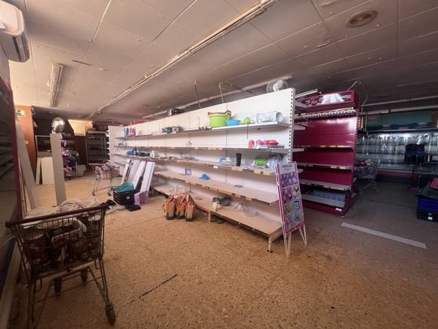 Commercial for sale in La Manga del Mar Menor - € 320,000 (Ref: 9279890)