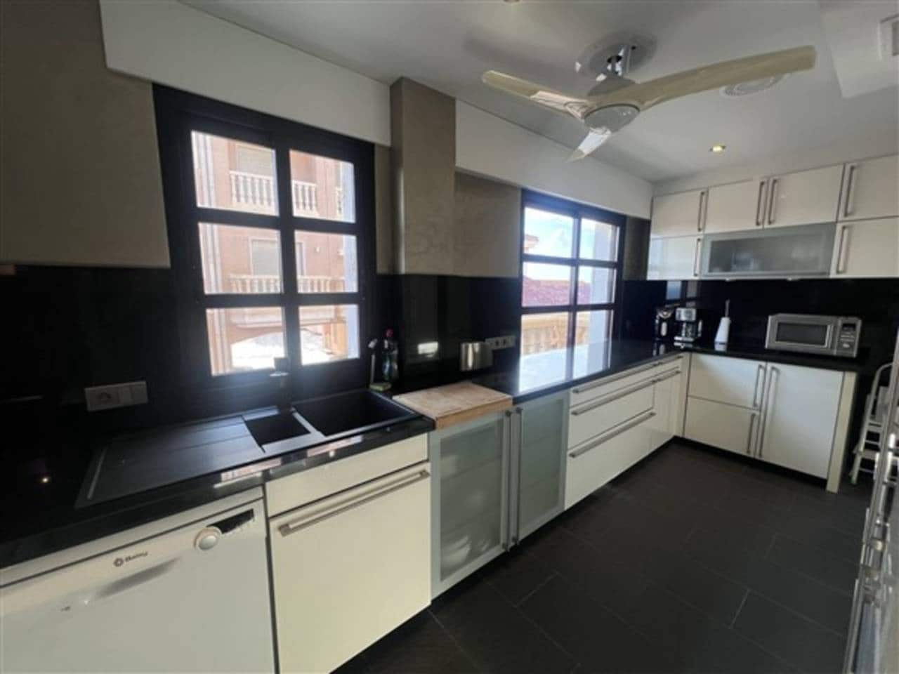 2 chambre Appartement à vendre à La Manga del Mar Menor avec piscine garage - 290 000 € (Ref: 9330056)