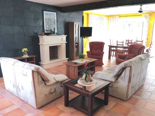 4 bedroom Villa for rent in La Manga del Mar Menor with garage - € 2,000 (Ref: 9348629)