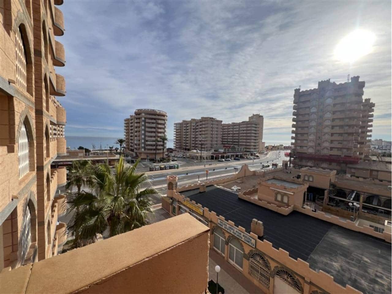 Piso de 2 habitaciones en La Manga del Mar Menor en venta con piscina garaje - 299.500 € (Ref: 9441122)