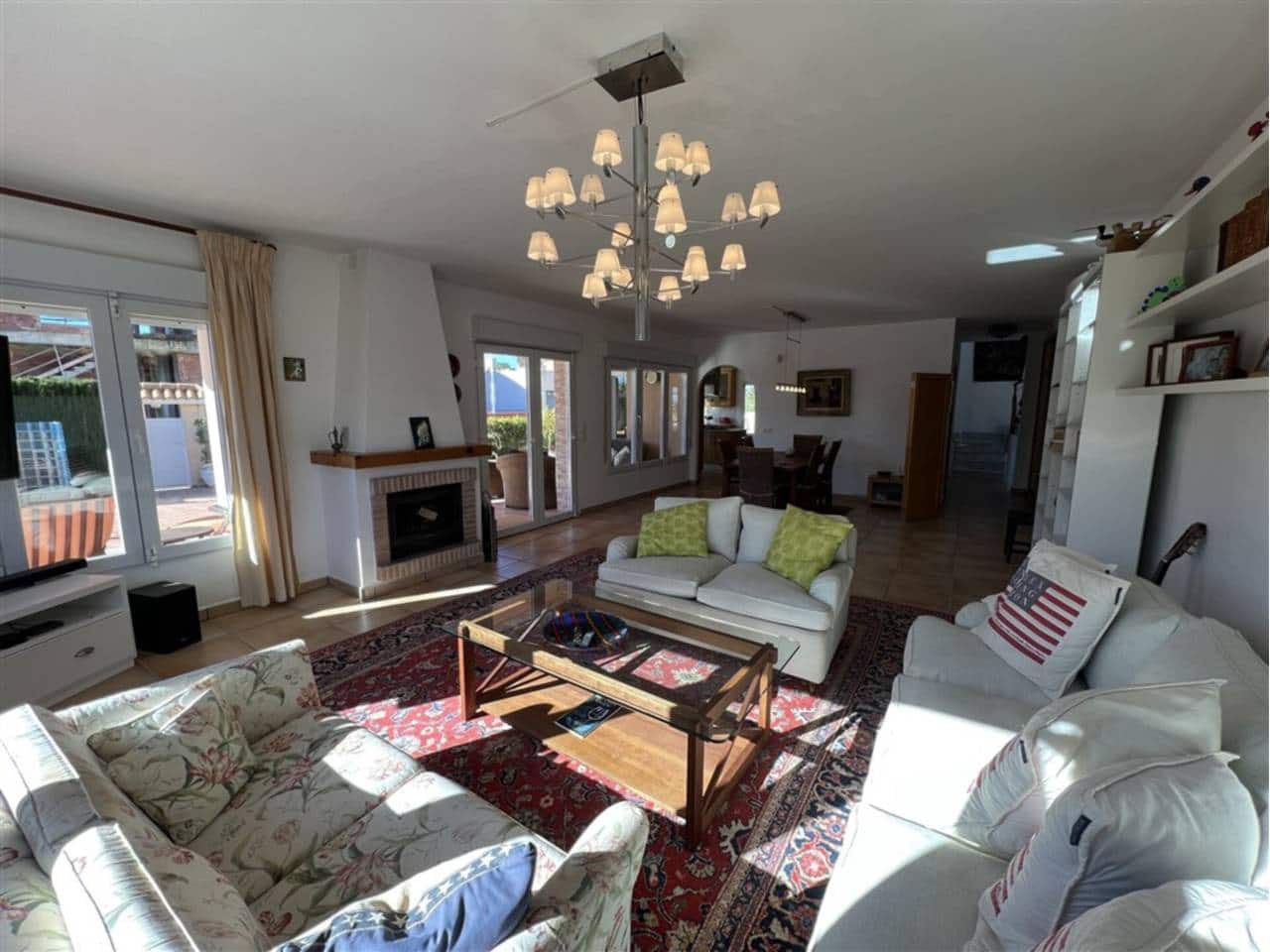 5 bedroom Villa for sale in La Manga del Mar Menor with pool garage - € 675,000 (Ref: 9500985)