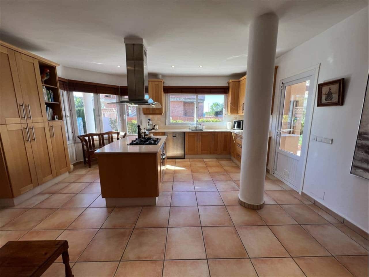 5 bedroom Villa for sale in La Manga del Mar Menor with pool garage - € 675,000 (Ref: 9500985)