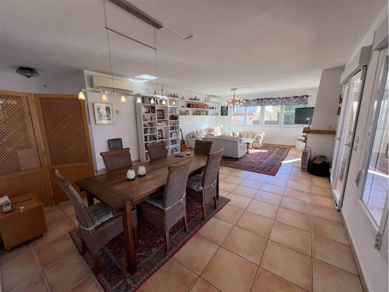 5 bedroom Villa for sale in La Manga del Mar Menor with pool garage - € 675,000 (Ref: 9500985)