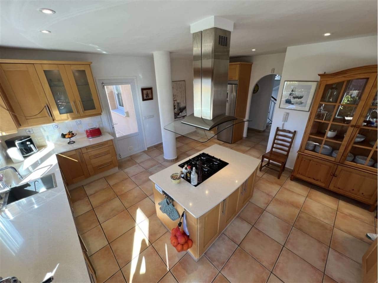 5 bedroom Villa for sale in La Manga del Mar Menor with pool garage - € 675,000 (Ref: 9500985)