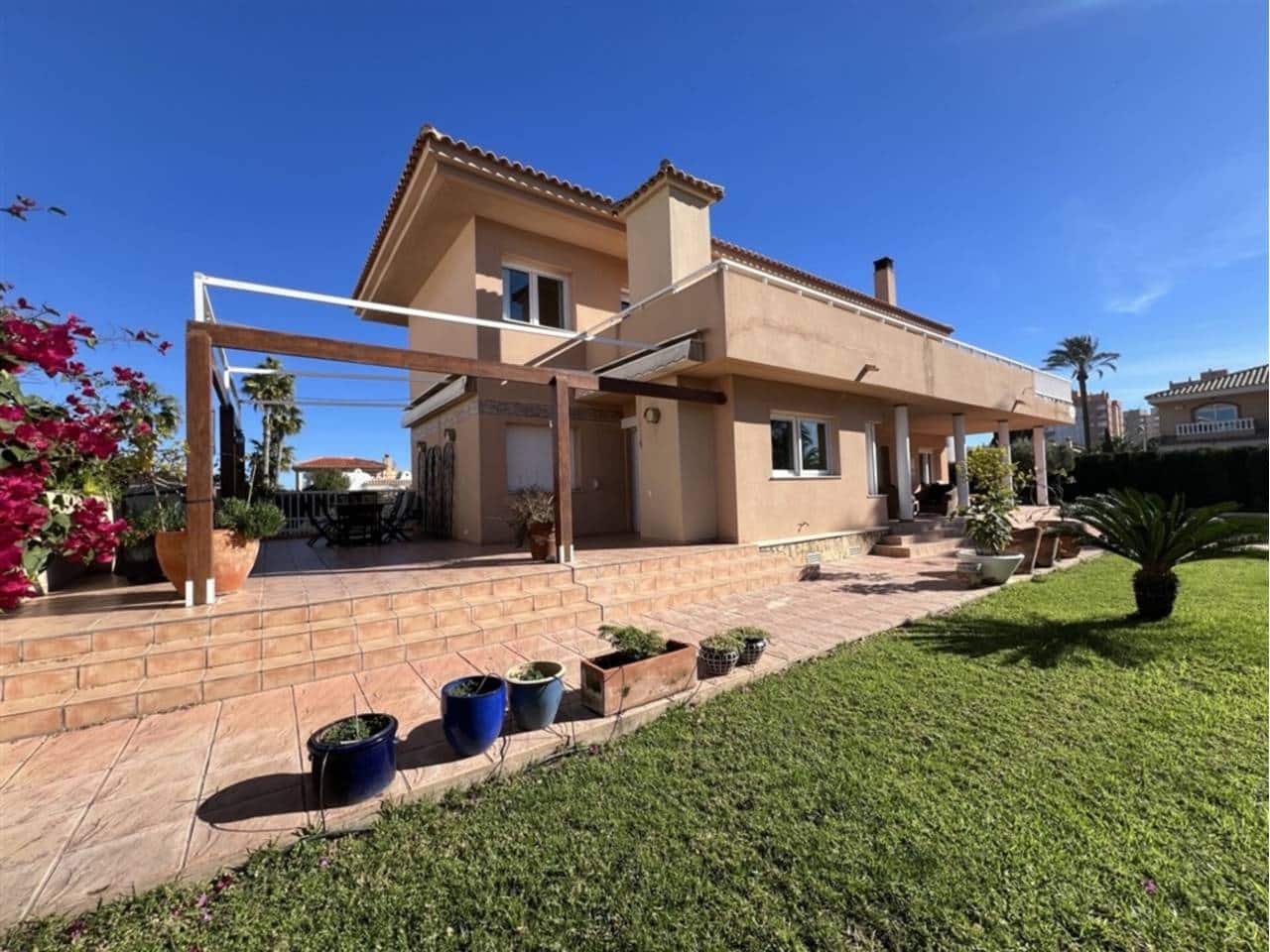 5 bedroom Villa for sale in La Manga del Mar Menor with pool garage - € 675,000 (Ref: 9500985)