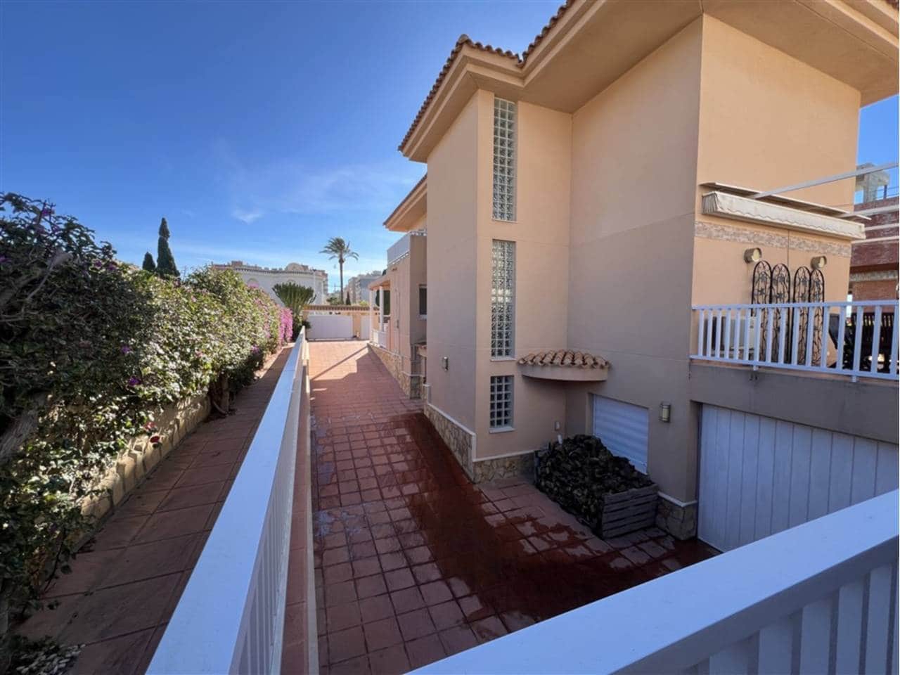 5 bedroom Villa for sale in La Manga del Mar Menor with pool garage - € 675,000 (Ref: 9500985)