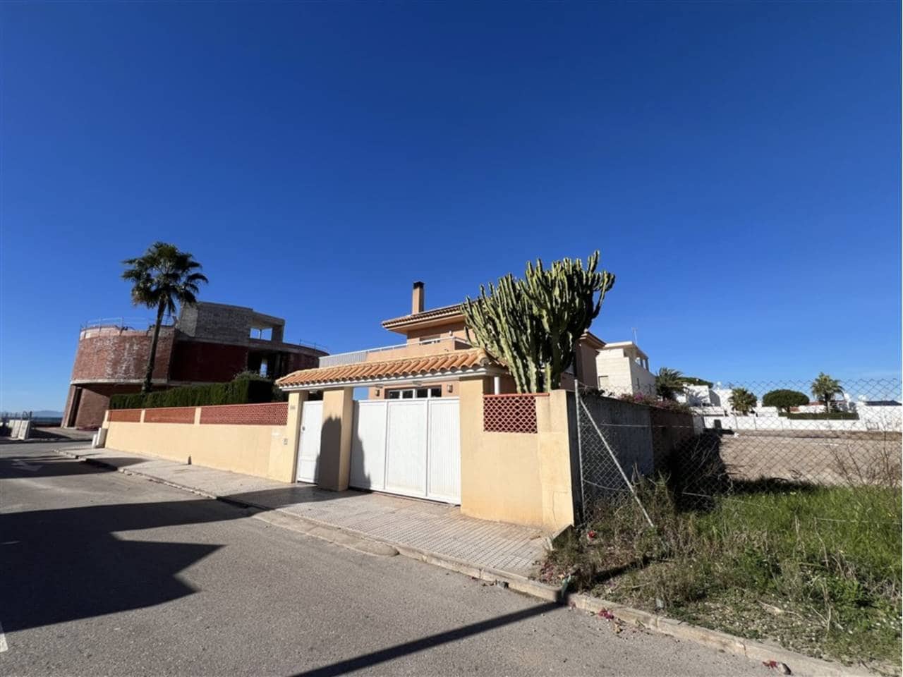 5 bedroom Villa for sale in La Manga del Mar Menor with pool garage - € 675,000 (Ref: 9500985)
