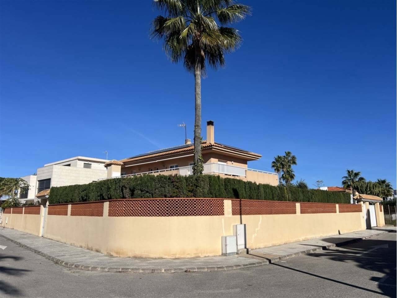 5 bedroom Villa for sale in La Manga del Mar Menor with pool garage - € 675,000 (Ref: 9500985)