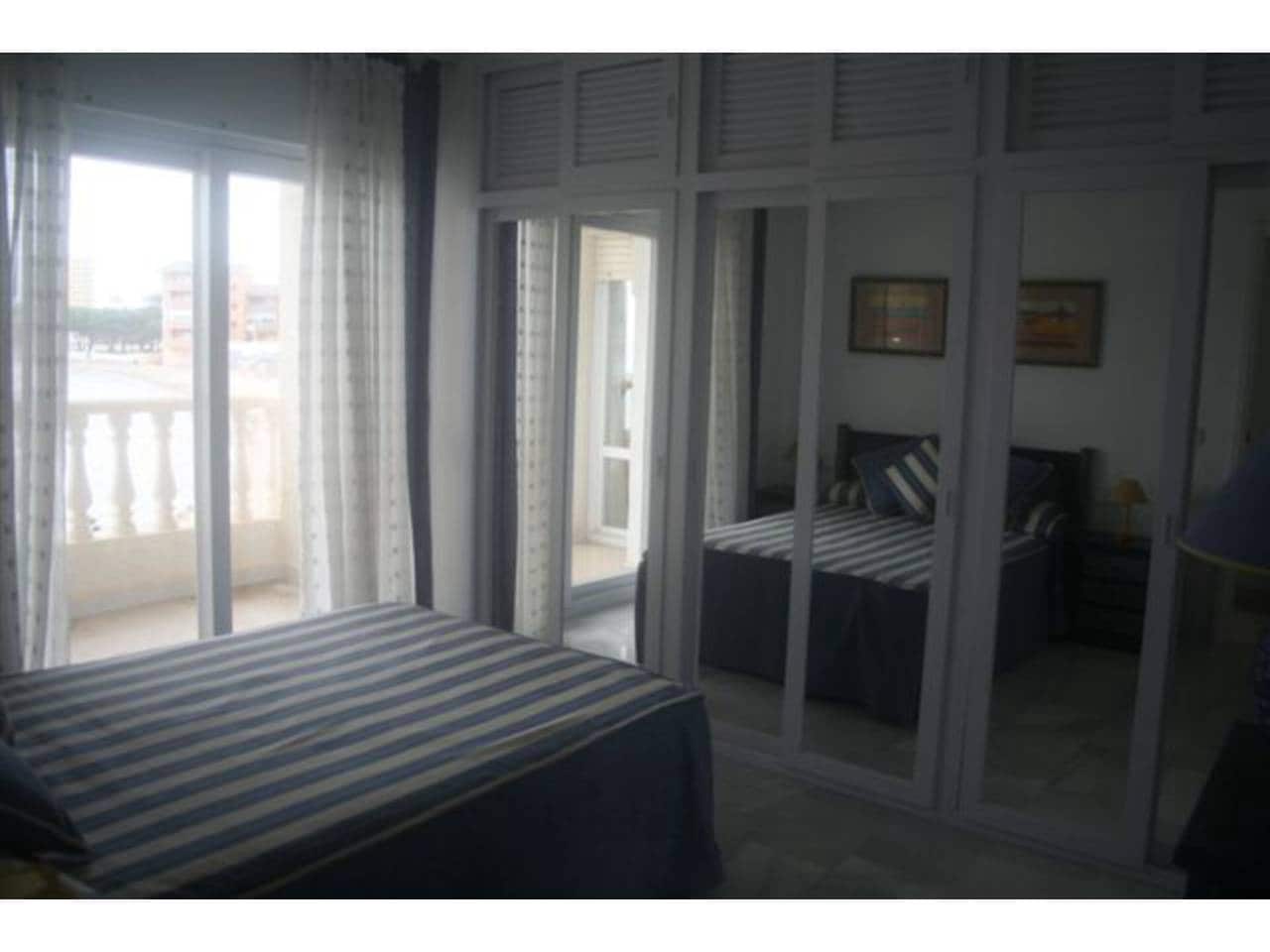 Apartamento de 3 habitaciones en La Manga del Mar Menor en venta con piscina garaje - 350.000 € (Ref: 9793913)