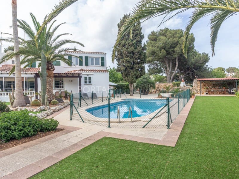 5 soveværelse Villa til salg i Es Castell med swimmingpool - € 695.000 (Ref: 8289340)