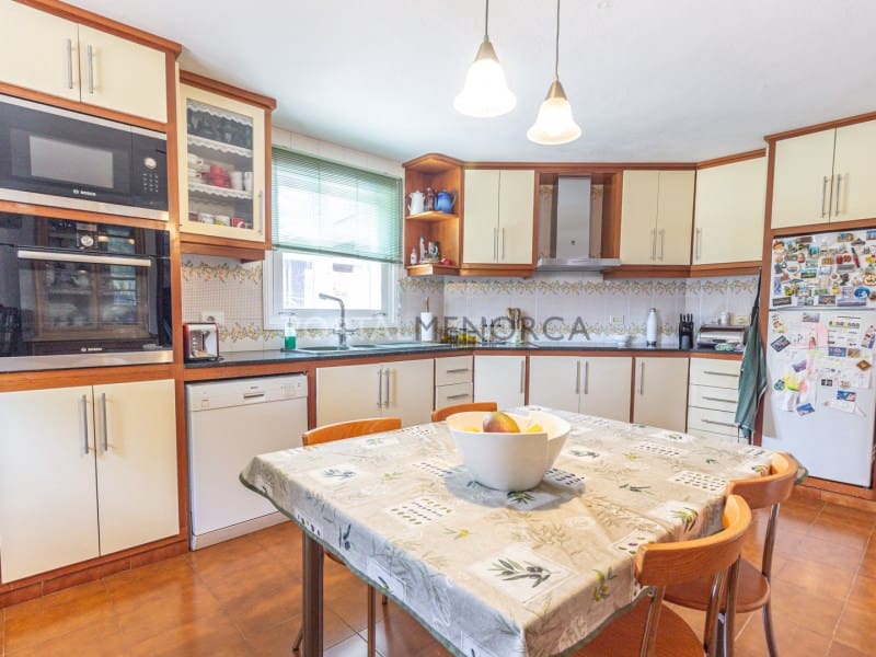 5 soveværelse Villa til salg i Es Castell med swimmingpool - € 695.000 (Ref: 8289340)