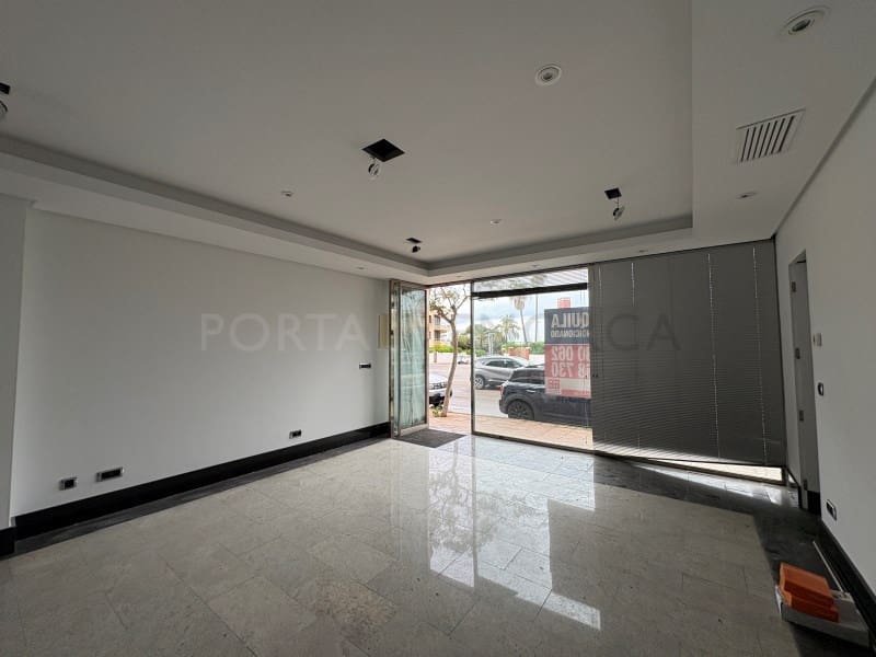 Kaupallinen myytävänä paikassa Mahon / Mao - 145 000 € (Ref: 9341329)