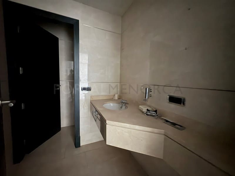 Kaupallinen myytävänä paikassa Mahon / Mao - 145 000 € (Ref: 9341329)