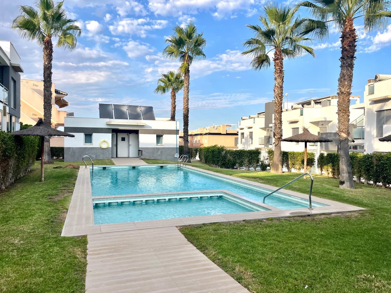 2 soveværelse Bungalow til salg i Torrevieja med swimmingpool - € 275.000 (Ref: 10085718)