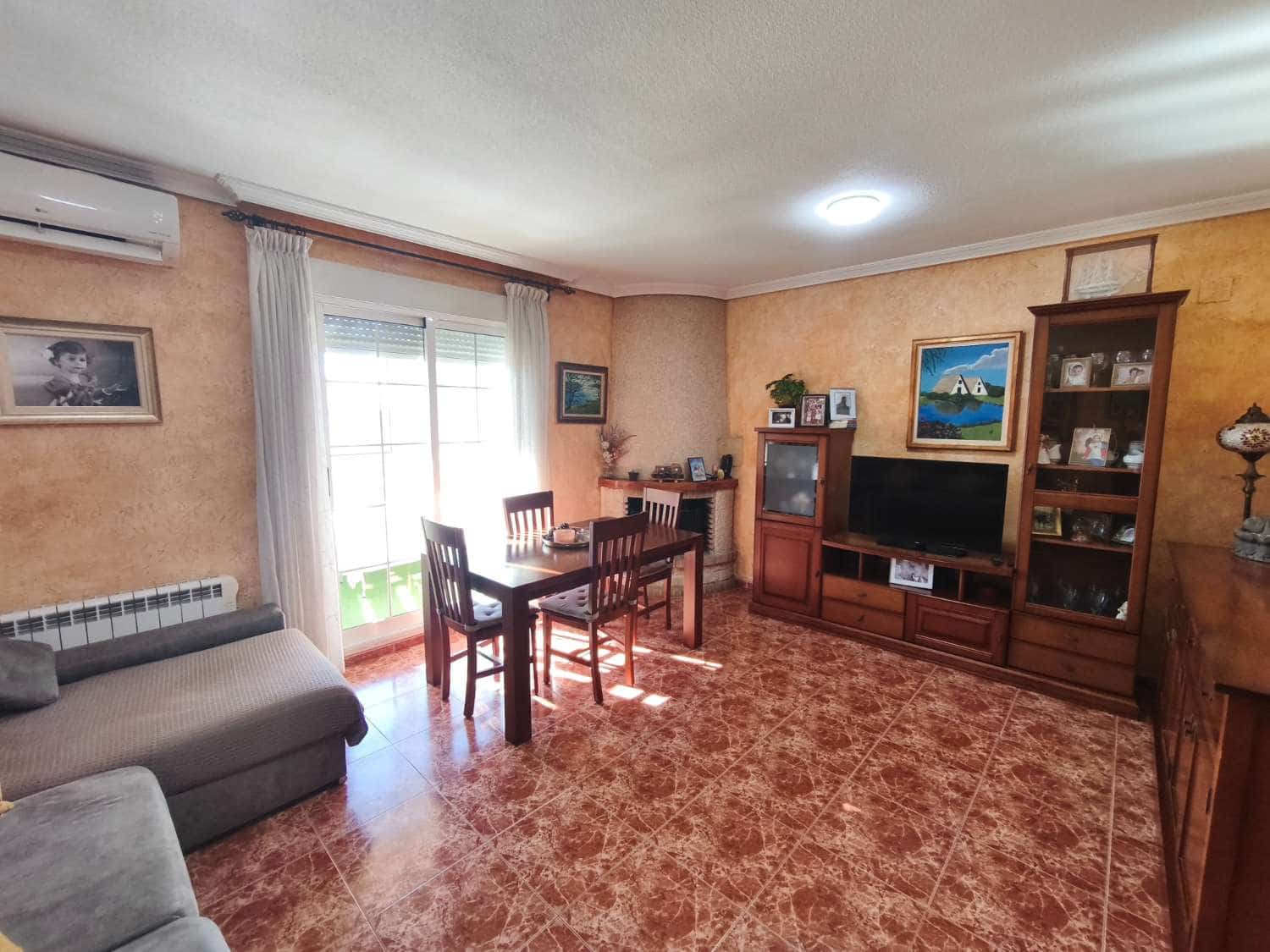 2 bedroom Beach Apartment for sale in Torrevieja with garage - € 220,000 (Ref: 10114625)
