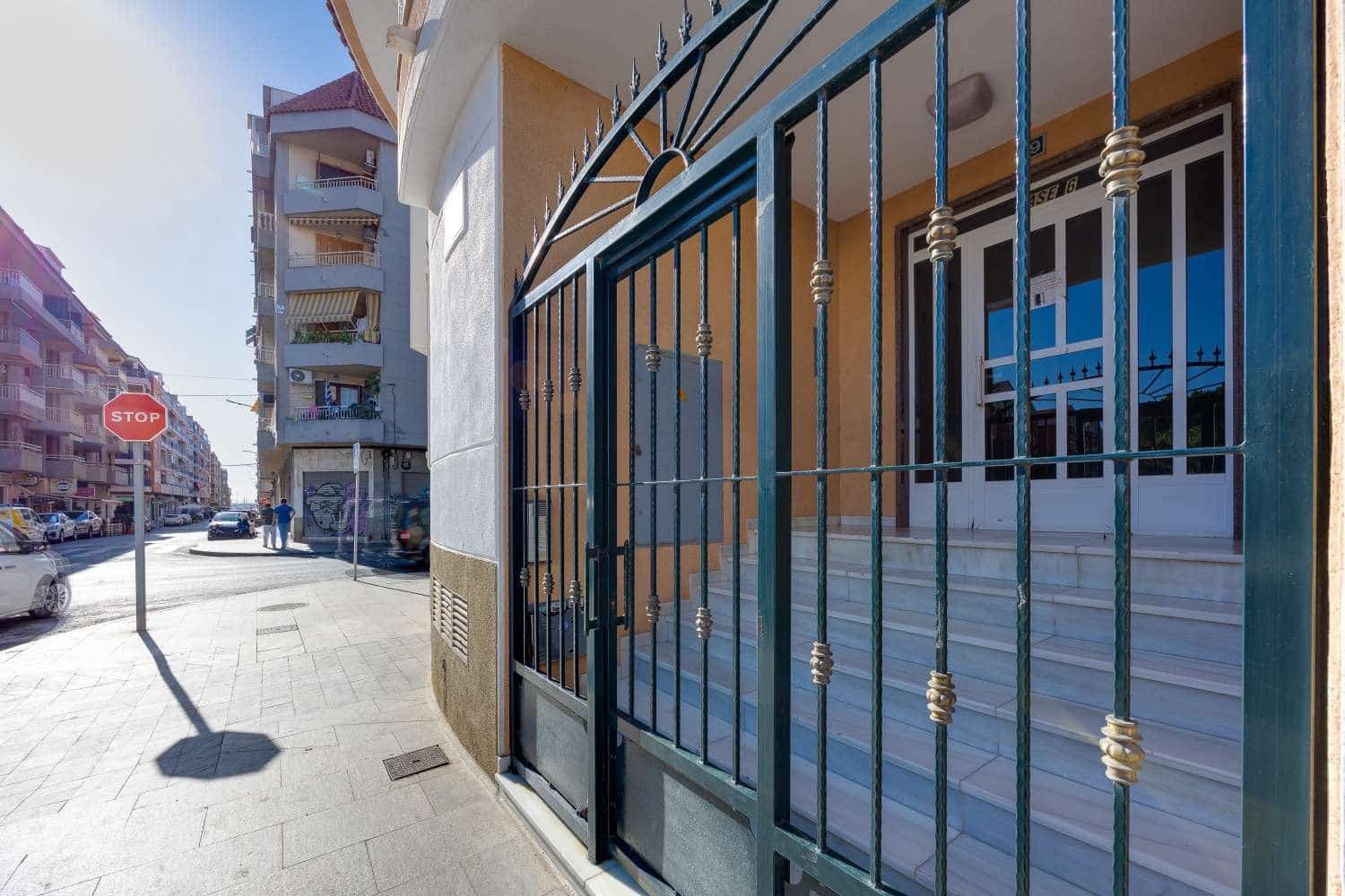 2 slaapkamer Penthouse te koop in Torrevieja met zwembad garage - € 159.900 (Ref: 10164168)