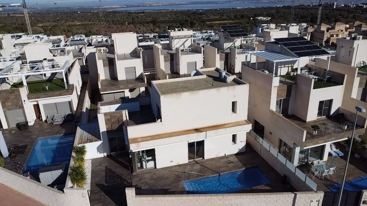 3 soveværelse Villa til salg i Orihuela med swimmingpool - € 419.000 (Ref: 8691103)