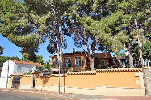 6 Zimmer Villa zu verkaufen in Torrevieja mit Pool - 440.000 € (Ref: 8757438)