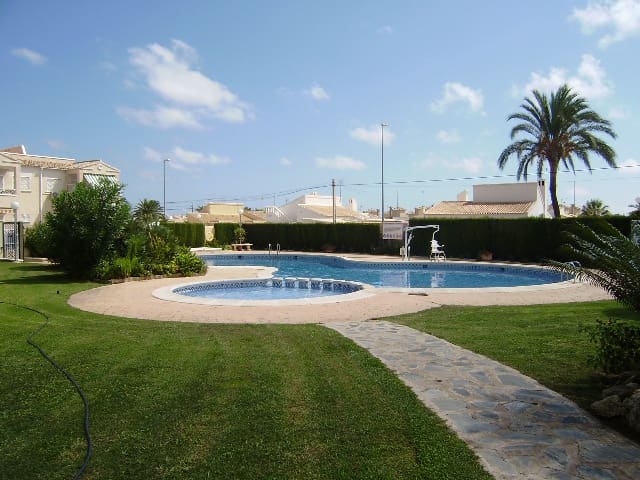 2 soveværelse Strandlejlighed til salg i Orihuela Costa med swimmingpool - € 142.000 (Ref: 8885727)