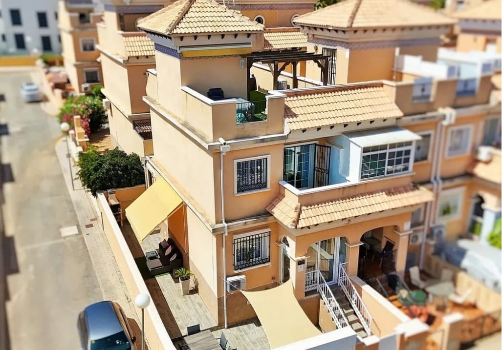 3 soveværelse Rækkehus til salg i Orihuela med swimmingpool garage - € 259.000 (Ref: 9074868)