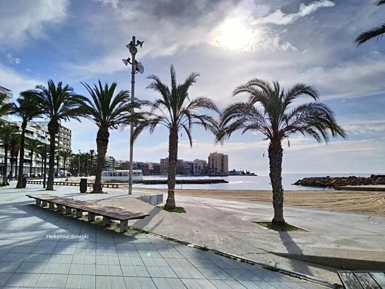 2 bedroom Beach Apartment for sale in Torrevieja with pool - € 192,000 (Ref: 9136915)
