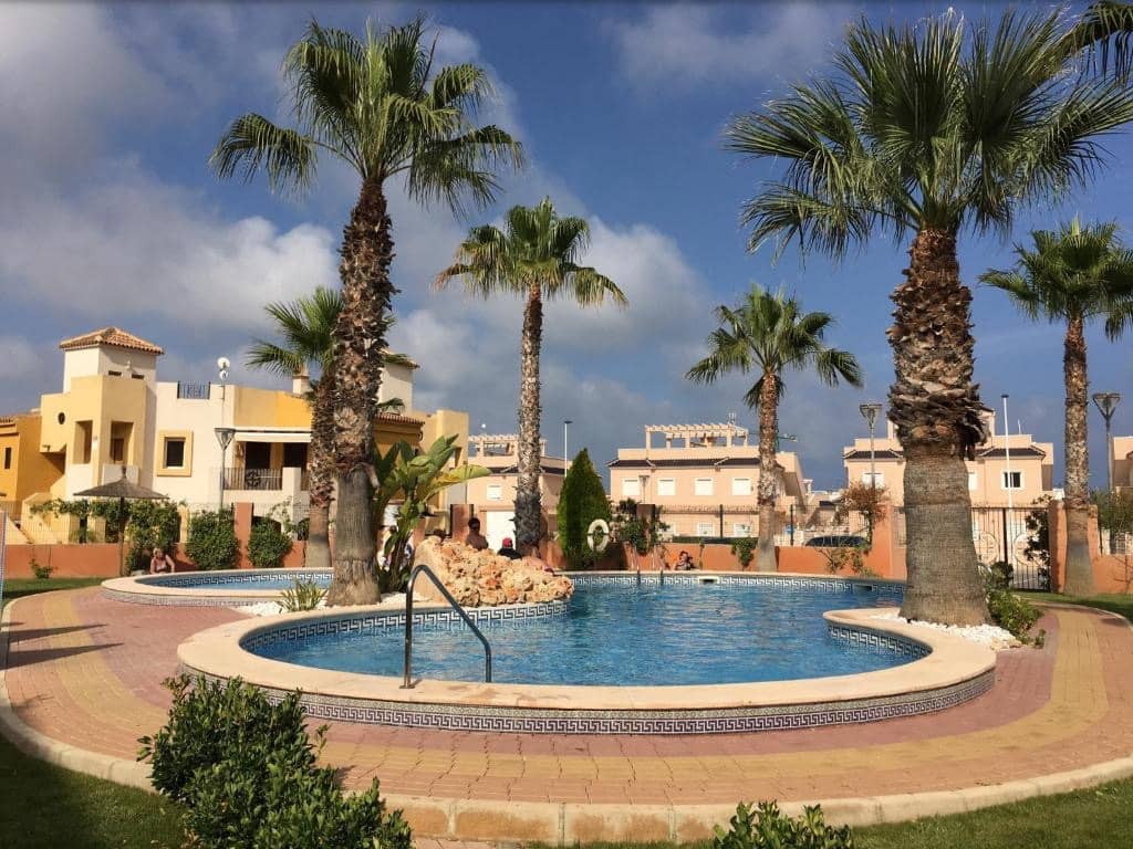 2 bedroom Beach Apartment for sale in Torrevieja with pool - € 192,000 (Ref: 9136915)